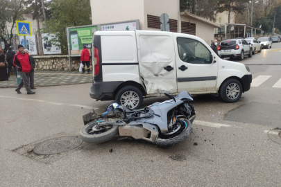 Bursa'da kavşakta kaza: Motosiklet sürücüsü ve yolcusu ağır yaralandı