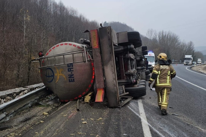 Bursa'da asit taşıyan tanker devrildi!