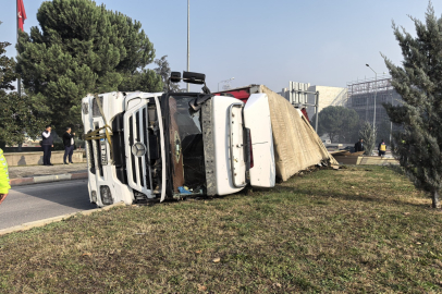 İnegöl’de sunta yüklü tır devrildi, yol trafiğe kapandı