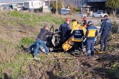 Bursa'da kamyonet kırmızı ışıkta geçen otomobile çarptı: 2 yaralı