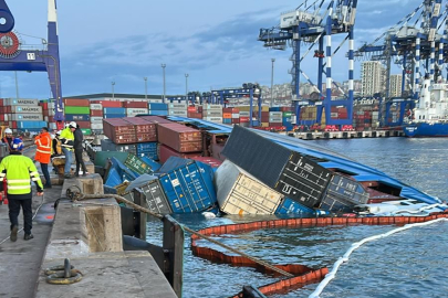 İstanbul Ambarlı Limanı’nda konteyner gemisi yan yattı! O anlar kamerada