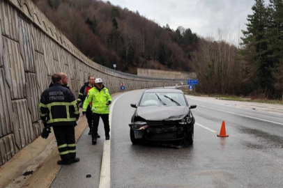 Bursa’da otomobil istinad duvarına çarptı