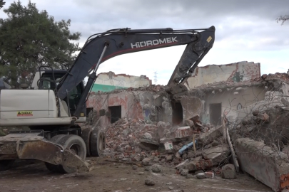 Bursa Gemlik’te metruk okul binası yıkıldı