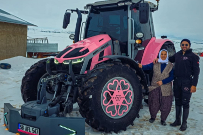 Pembe renge boyadığı traktör sosyal medyayı ikiye böldü