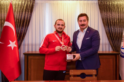 Yenişehir Belediyespor'un başarılı sporcusundan Başkan Özel'e ziyaret