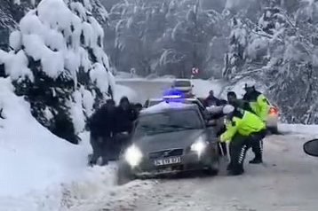 İnegöl'de mahsur kalan sürücülere jandarma yardım etti