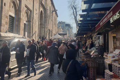 Bursa'da çarşıda dikkat çeken yoğunluk!