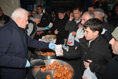 Bursa’da Regaib Kandili coşkusu: Başkan Bozbey vatandaşlara tatlı ikram etti