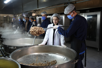 Gaziantep'teki öğrenciler, günde 10 bin kişilik yemek hazırlıyor!