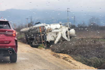 Bursa'da beton mikseri devrildi: Sürücü yaralandı