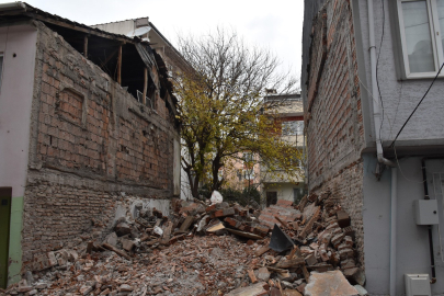 Gemlik Belediyesi metruk binaları yıkıyor