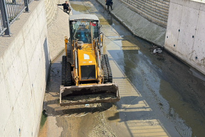 Yosunlaşma ve balçık oluşmuştu! Çarşı Deresi'ne nefes aldıracak çalışma